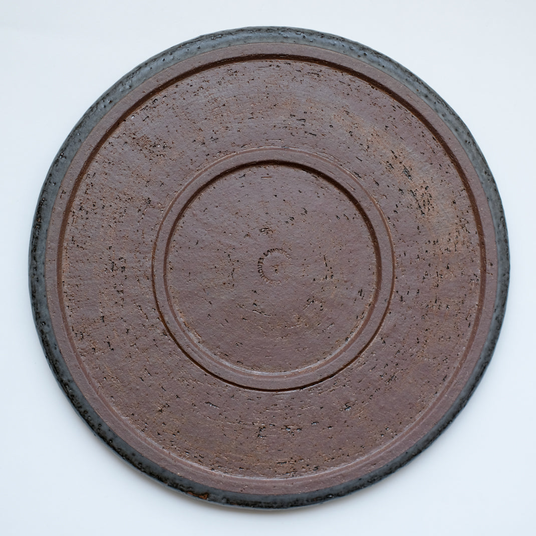 Assiette anthracite réalisée par la céramiste Laurence Labbé chez Brutal Ceramics