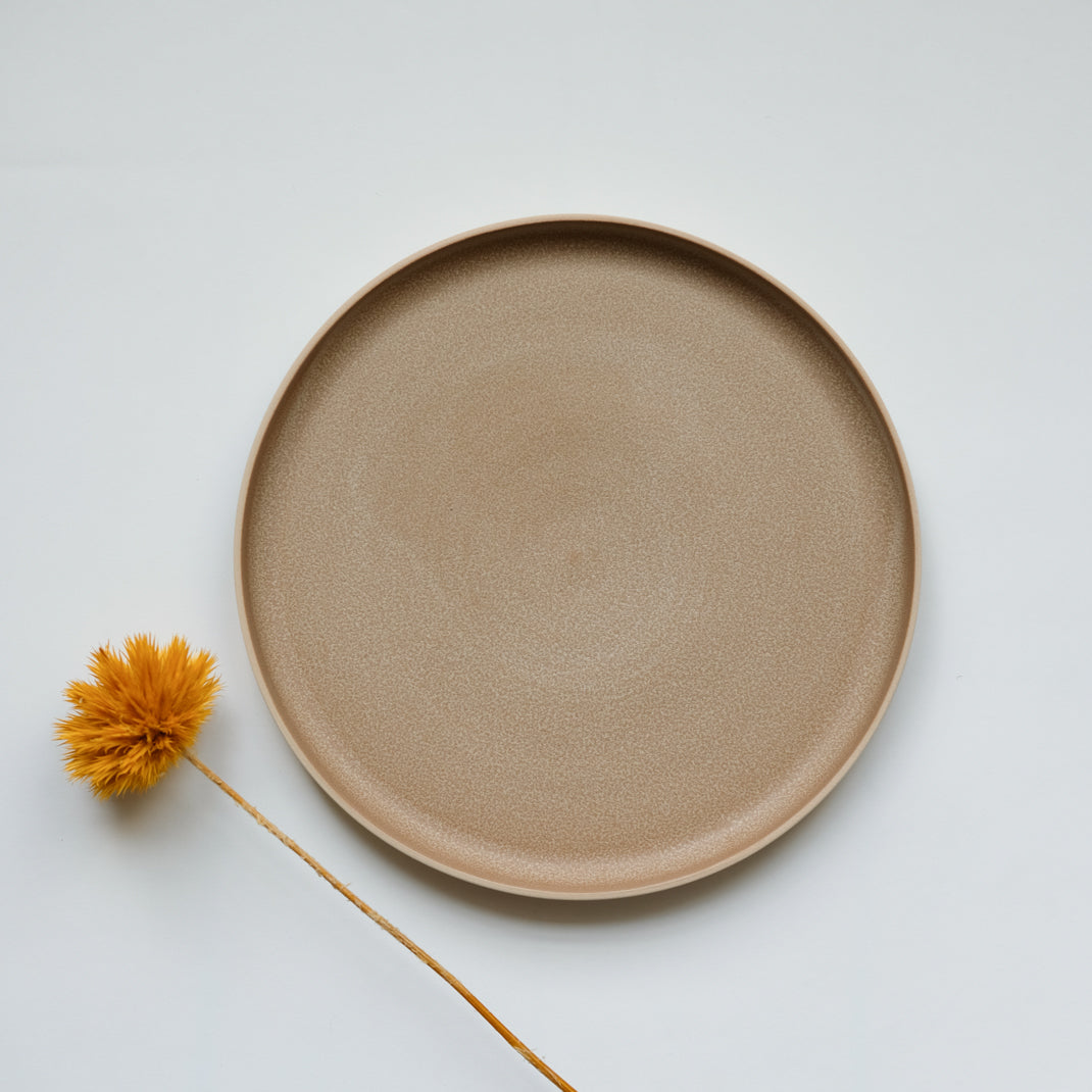 Assiette en grès camel par Laurette Broll chez Brutal Ceramics