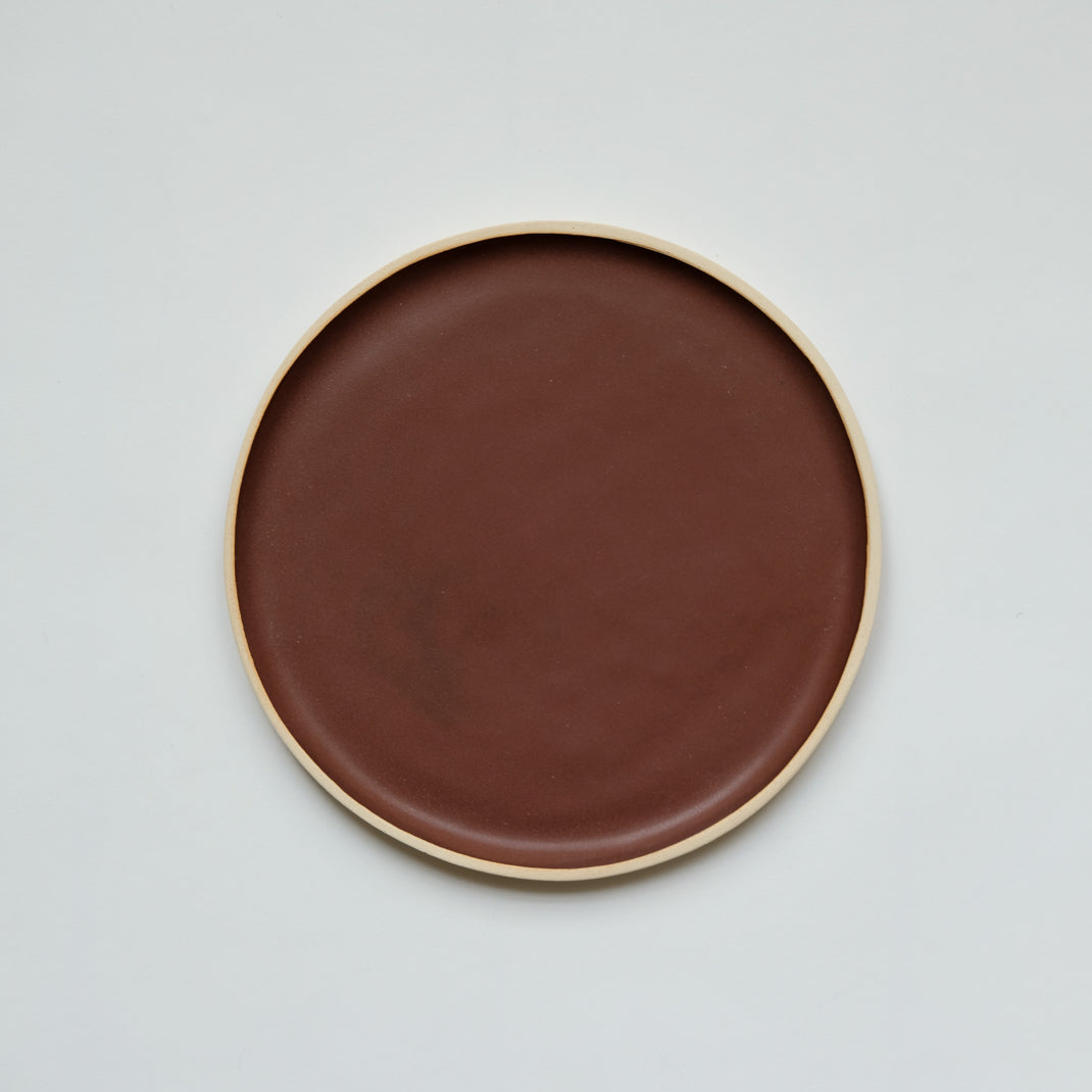 Assiette en grès rouge merlot par Laurette Broll chez Brutal Ceramics