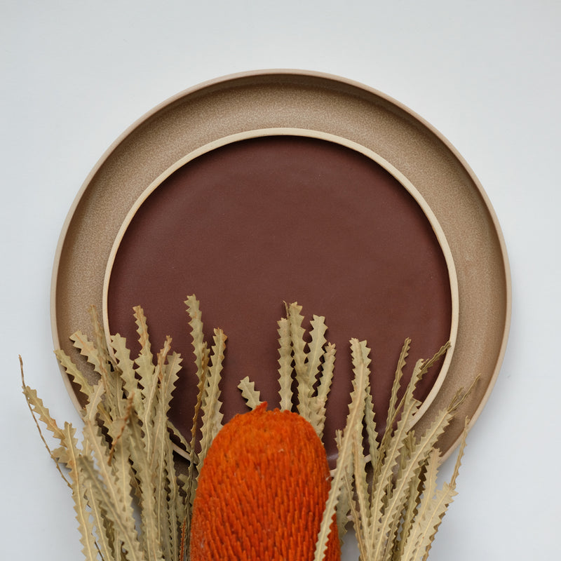 Assiette en grès camel par Laurette Broll chez Brutal Ceramics