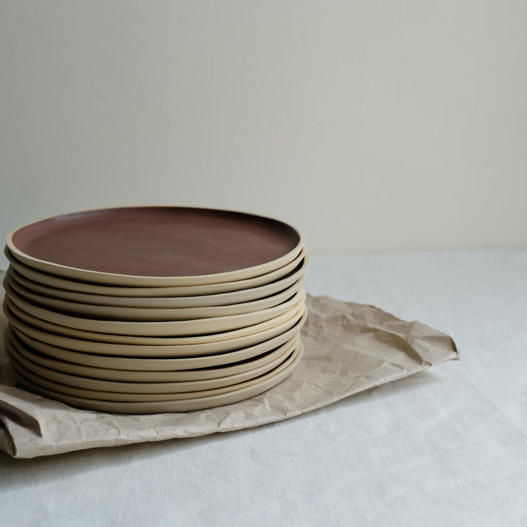 Assiette en grès rouge merlot par Laurette Broll chez Brutal Ceramics