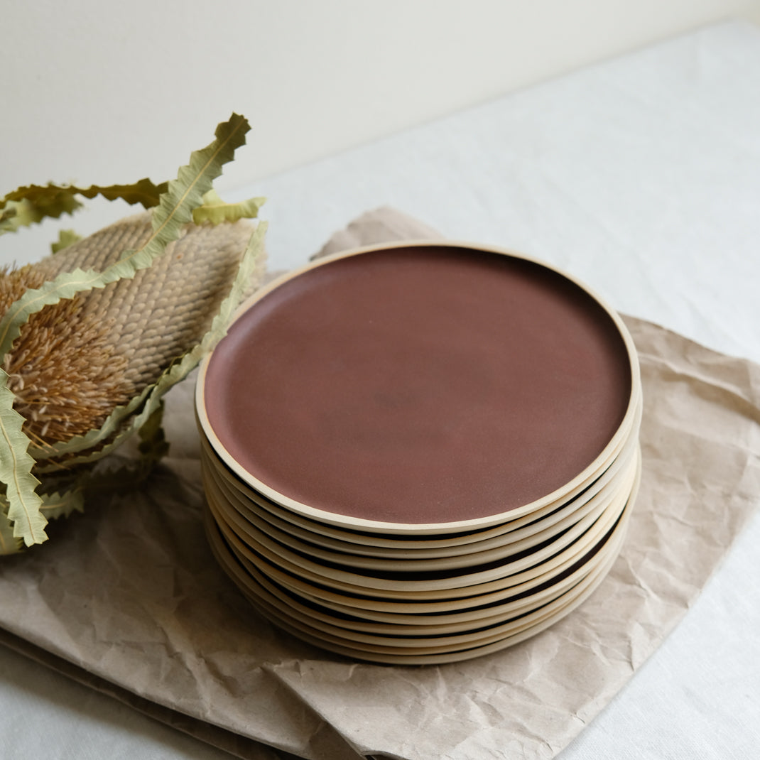 Assiette en grès rouge merlot par Laurette Broll chez Brutal Ceramics
