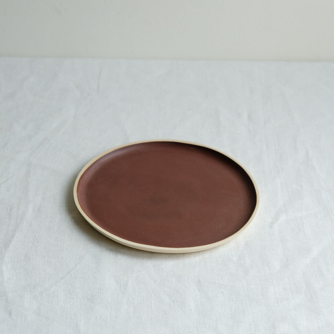 Assiette en grès rouge merlot par Laurette Broll chez Brutal Ceramics