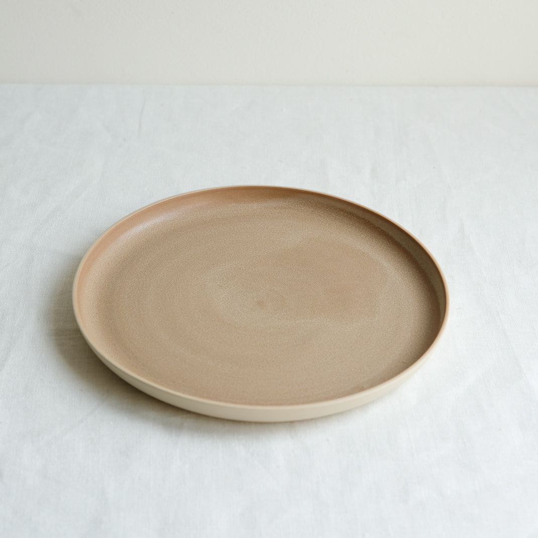 Assiette en grès camel par Laurette Broll chez Brutal Ceramics