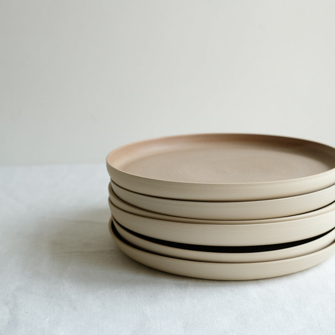 Assiette en grès camel par Laurette Broll chez Brutal Ceramics