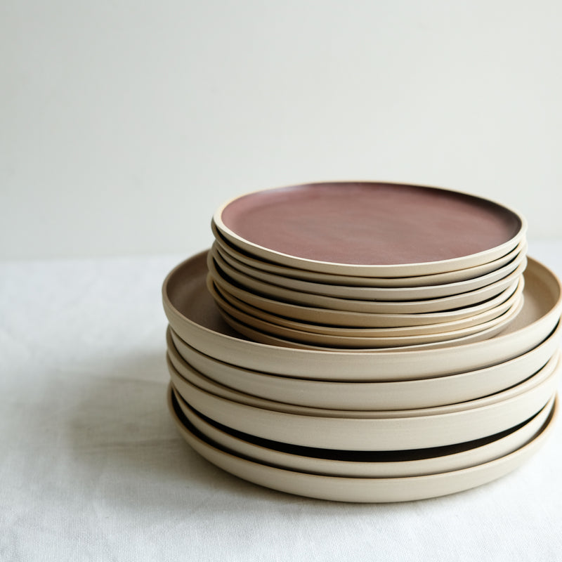Assiette en grès rouge merlot par Laurette Broll chez Brutal Ceramics