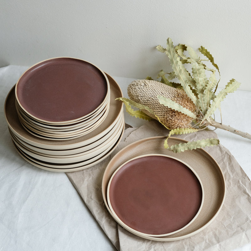 Assiette en grès rouge merlot par Laurette Broll chez Brutal Ceramics