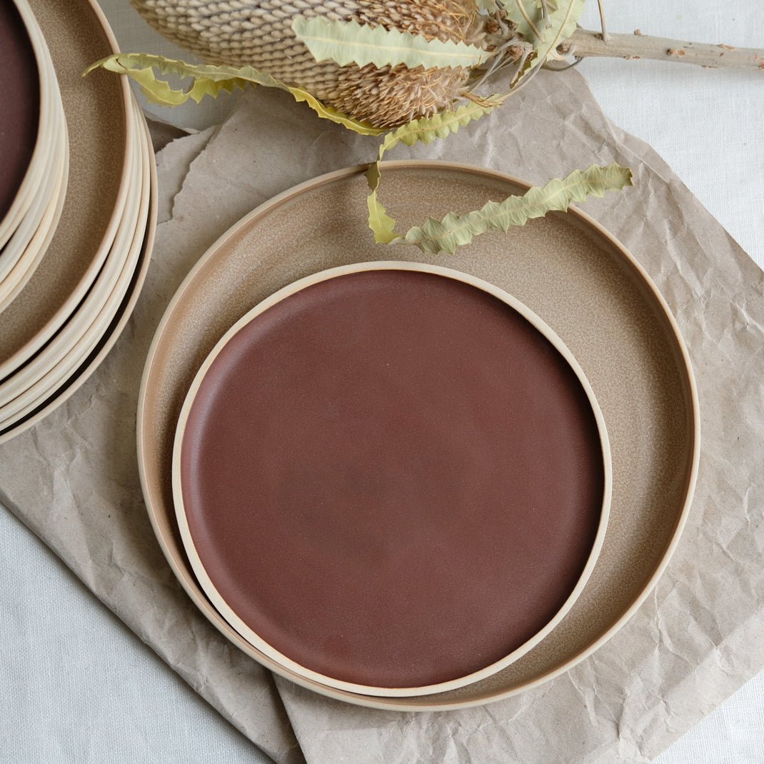 Assiette en grès rouge merlot par Laurette Broll chez Brutal Ceramics