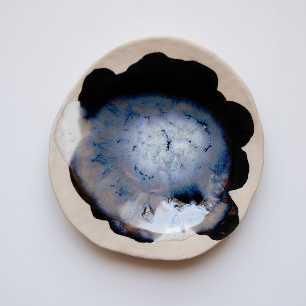 Petite coupelle avec des nuances de bleus réalisée par Lola Moreau chez Brutal Ceramics