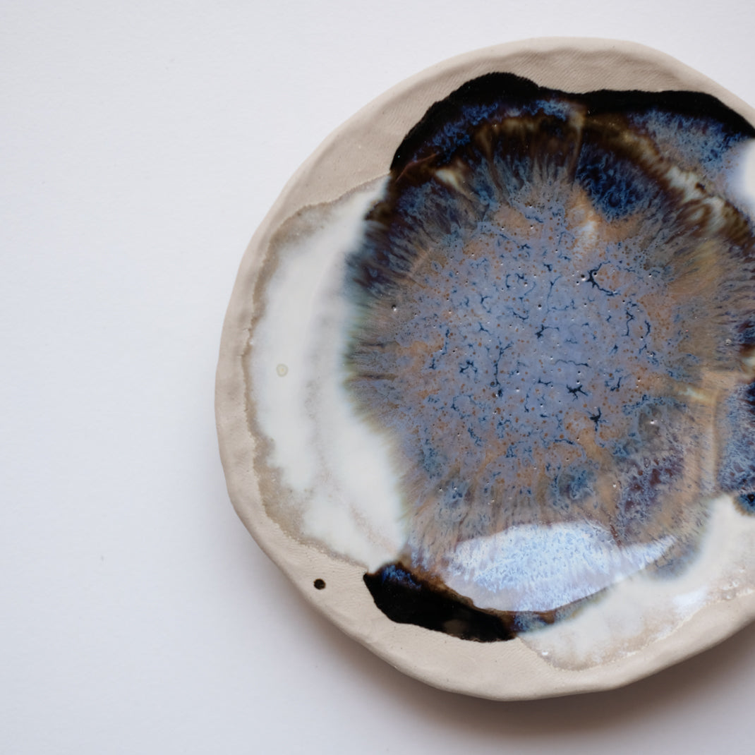 Petite coupelle avec des nuances de bleus réalisée par Lola Moreau chez Brutal Ceramics