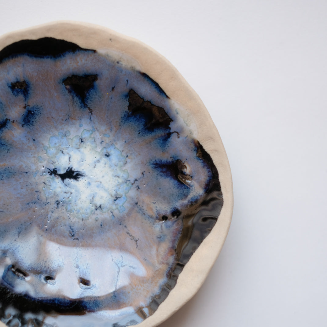 Petite coupelle avec des nuances de bleus réalisée par Lola Moreau chez Brutal Ceramics