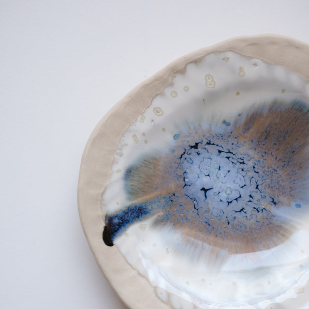 Petite coupelle avec des nuances de bleus réalisée par Lola Moreau chez Brutal Ceramics