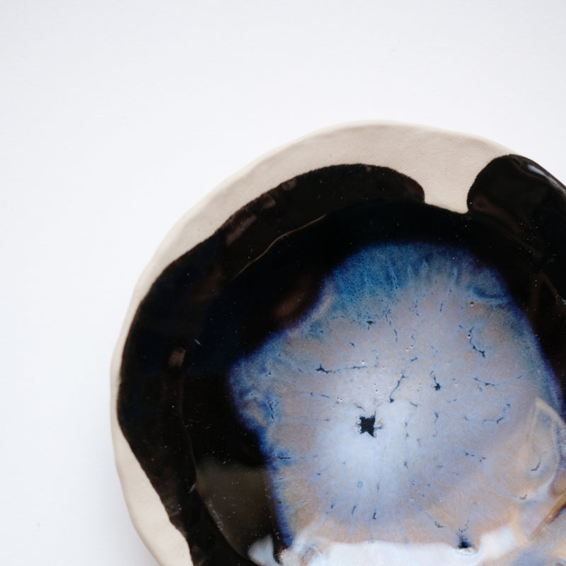 Petite coupelle avec des nuances de bleus réalisée par Lola Moreau chez Brutal Ceramics
