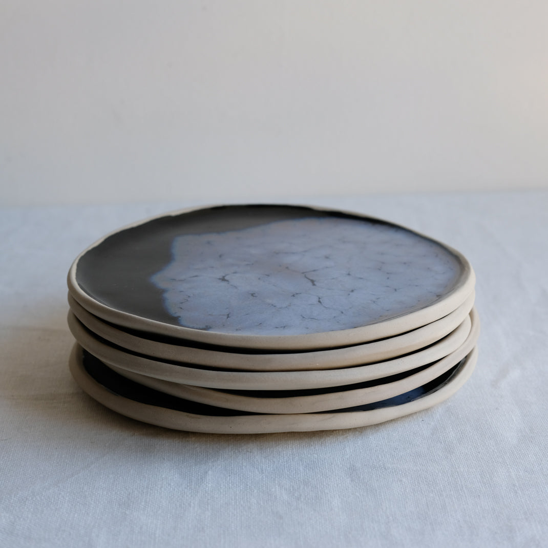 Assiette bleue/noir en grès blanc réalisée à la main par Lola Moreau chez Brutal Ceramics