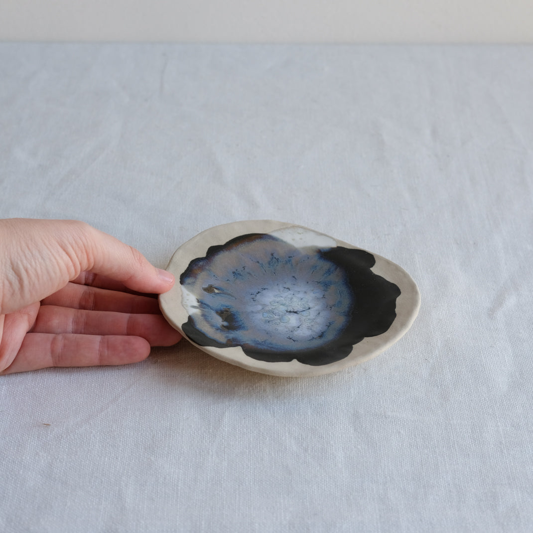 Petite coupelle avec des nuances de bleus réalisée par Lola Moreau chez Brutal Ceramics