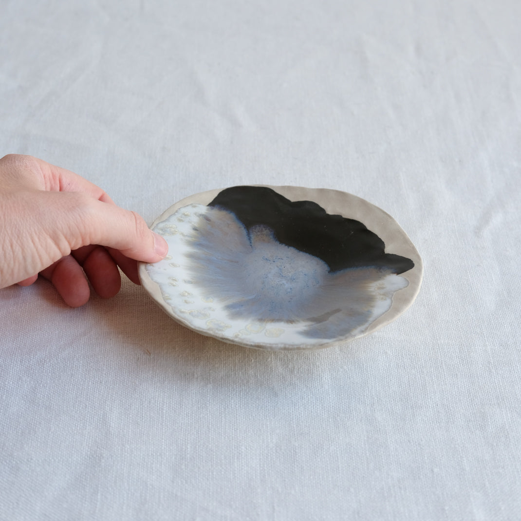 Petite coupelle avec des nuances de bleus réalisée par Lola Moreau chez Brutal Ceramics