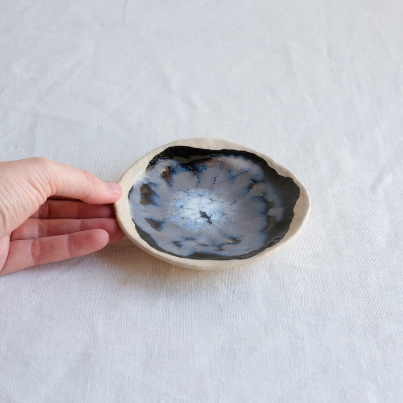Petite coupelle avec des nuances de bleus réalisée par Lola Moreau chez Brutal Ceramics