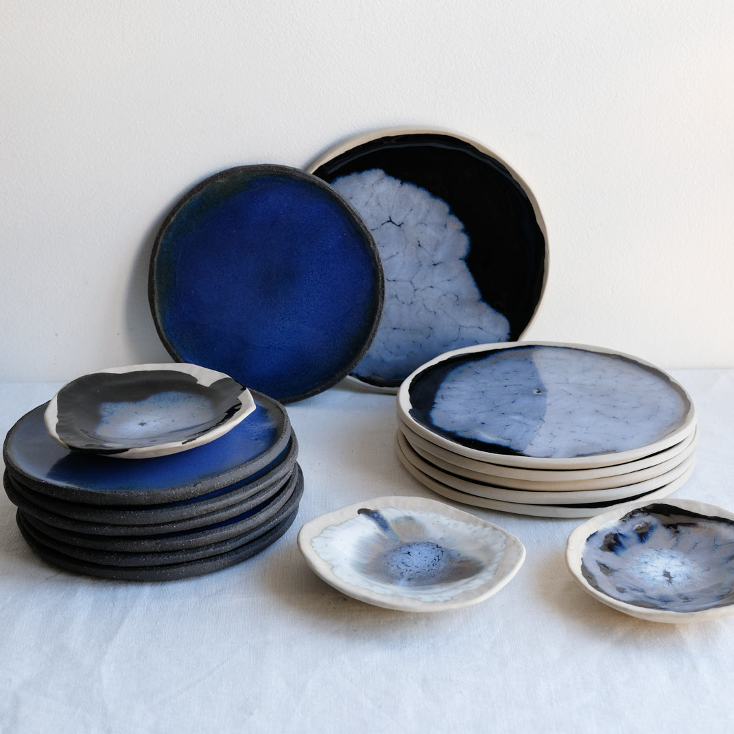 Petite coupelle avec des nuances de bleus réalisée par Lola Moreau chez Brutal Ceramics