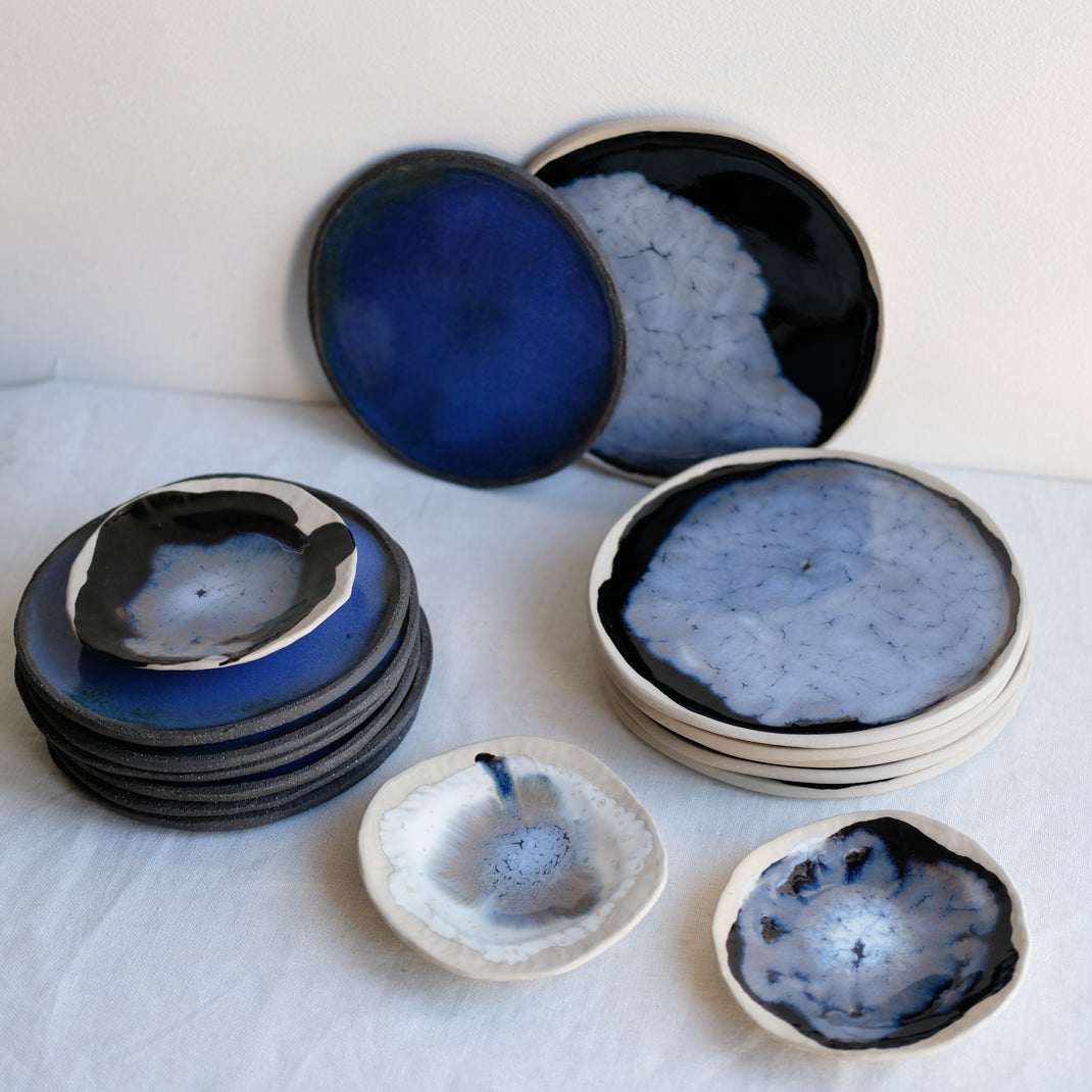 Petite coupelle avec des nuances de bleus réalisée par Lola Moreau chez Brutal Ceramics