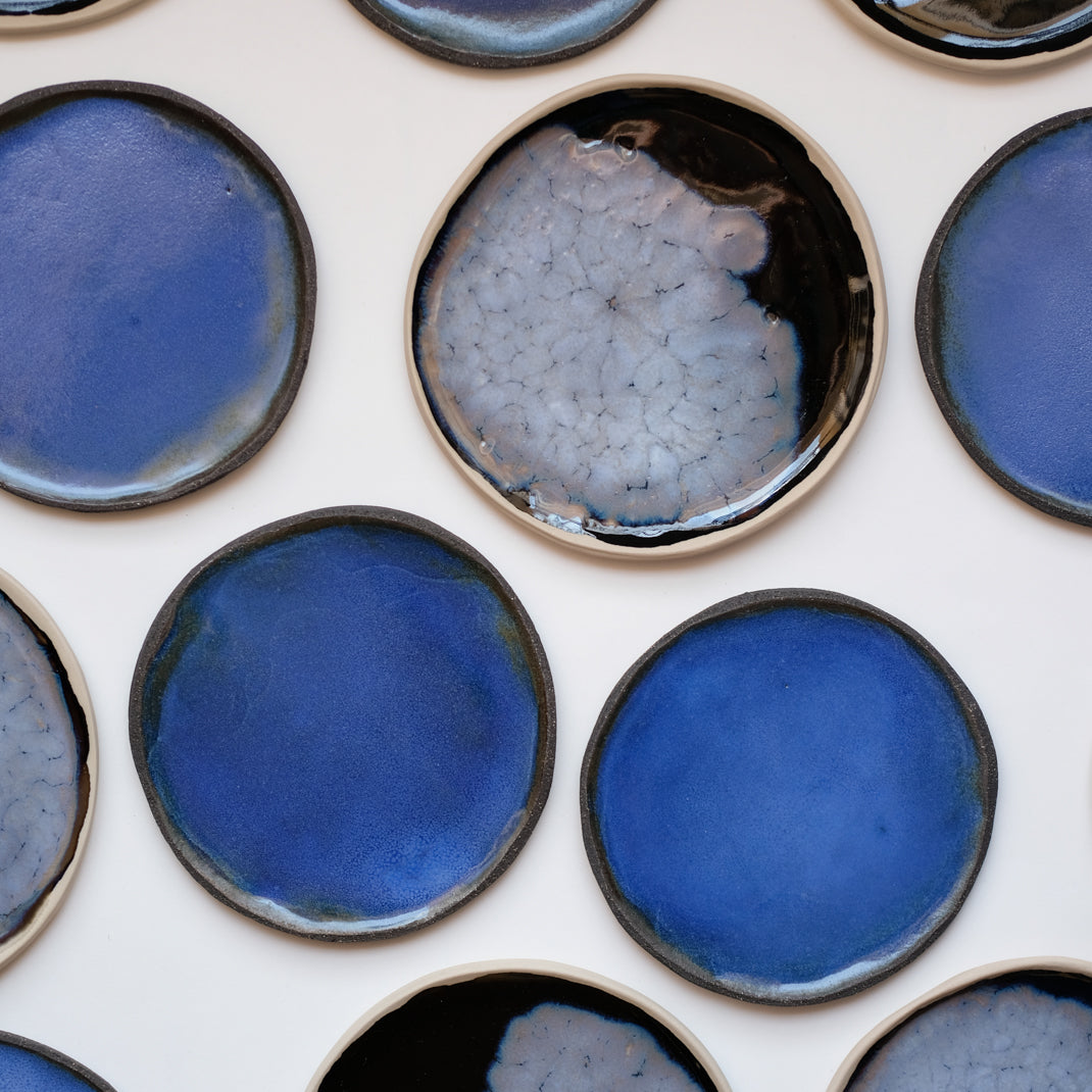 Assiette bleue/noir en grès blanc réalisée à la main par Lola Moreau chez Brutal Ceramics