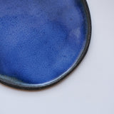 Assiette bleue en grès noir réalisée à la main par Lola Moreau chez Brutal Ceramics