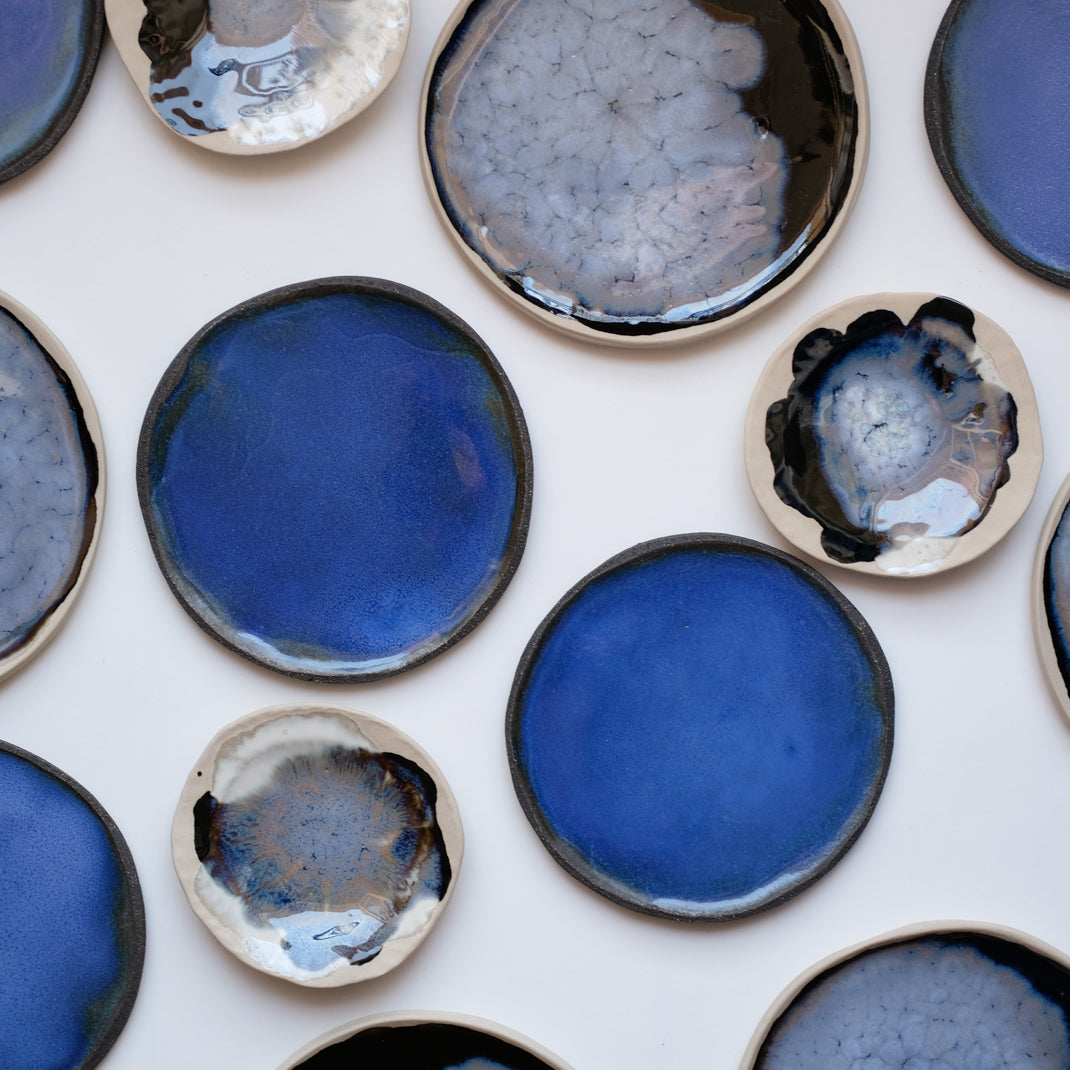 Petite coupelle avec des nuances de bleus réalisée par Lola Moreau chez Brutal Ceramics