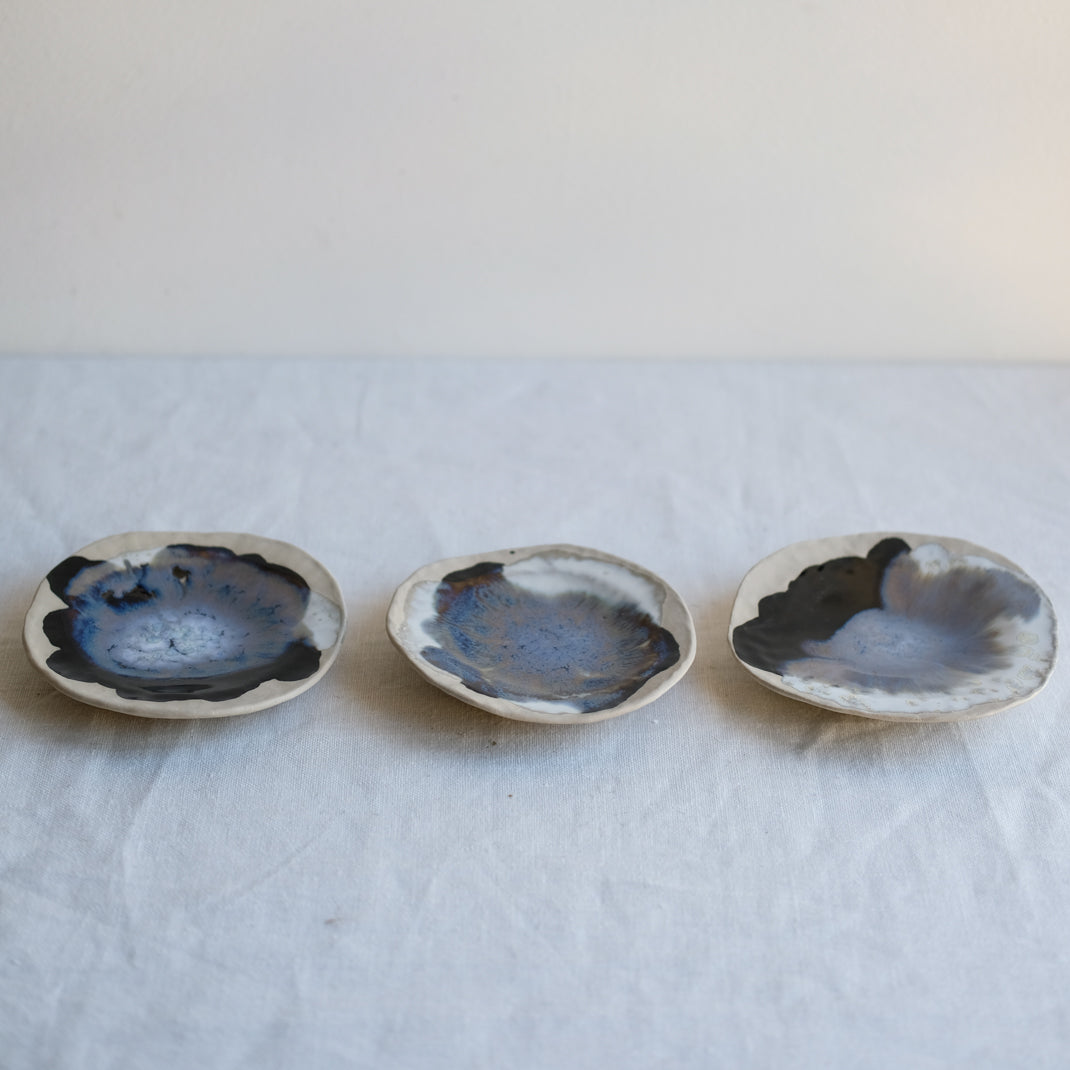 Petite coupelle avec des nuances de bleus réalisée par Lola Moreau chez Brutal Ceramics