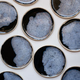 Assiette bleue/noir en grès blanc réalisée à la main par Lola Moreau chez Brutal Ceramics