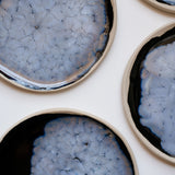 Assiette bleue/noir en grès blanc réalisée à la main par Lola Moreau chez Brutal Ceramics