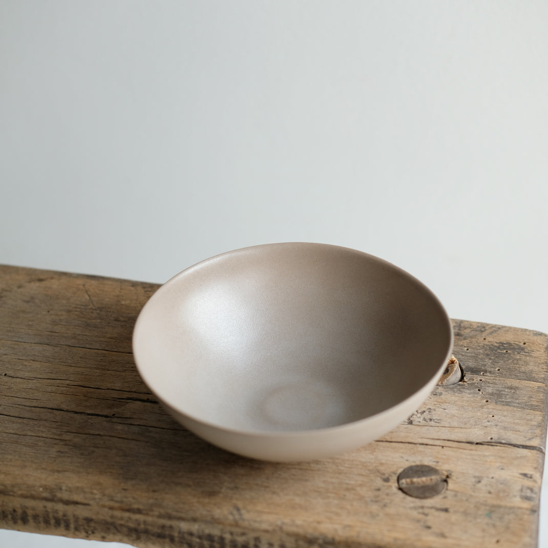 Bol blanc en porcelaine par la céramiste Marilyn Vince chez Brutal Ceramics