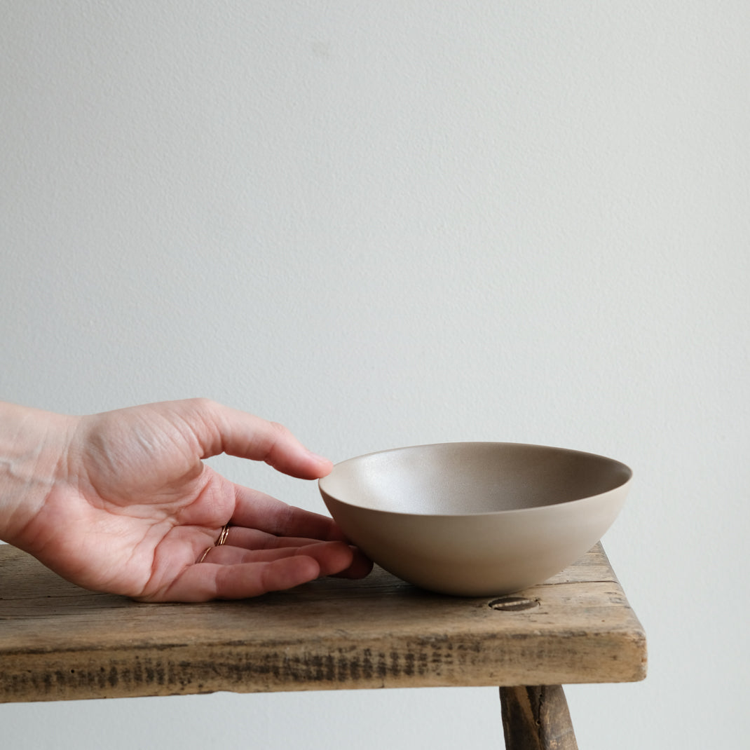 Bol blanc en porcelaine par la céramiste Marilyn Vince chez Brutal Ceramics