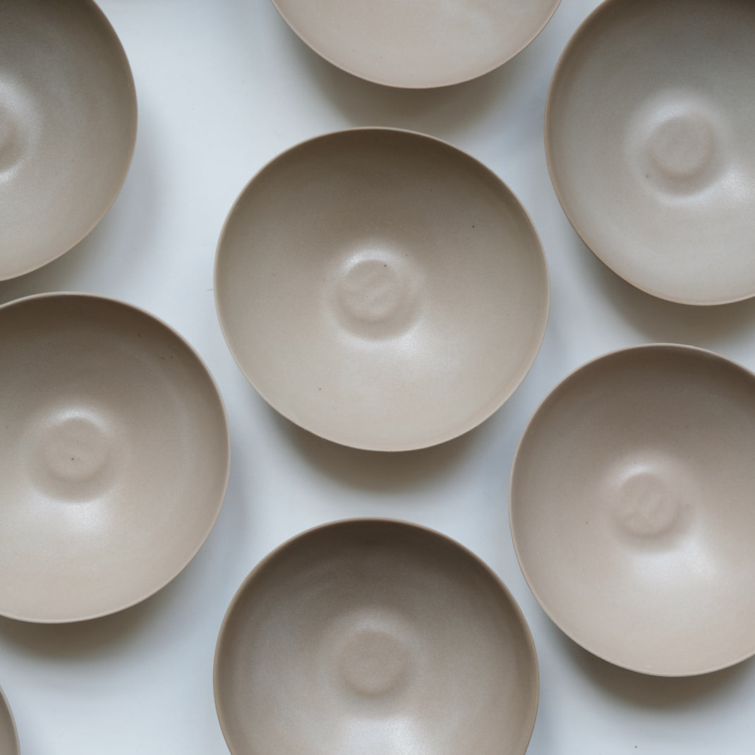 Bol blanc en porcelaine par la céramiste Marilyn Vince chez Brutal Ceramics