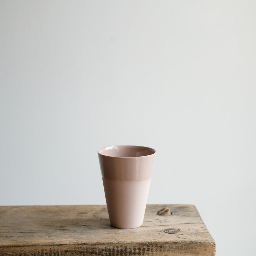 Tasse vieux rose en porcelaine par la céramiste Marilyn Vince chez Brutal Ceramics