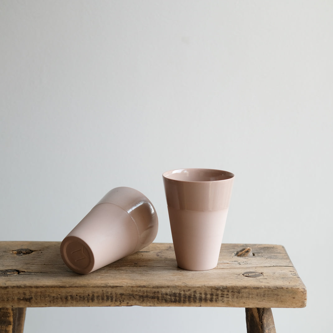 Tasse vieux rose en porcelaine par la céramiste Marilyn Vince chez Brutal Ceramics