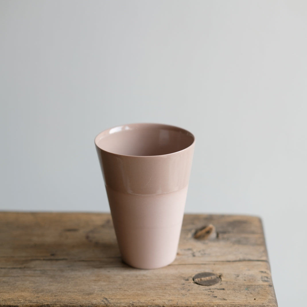 Tasse vieux rose en porcelaine par la céramiste Marilyn Vince chez Brutal Ceramics