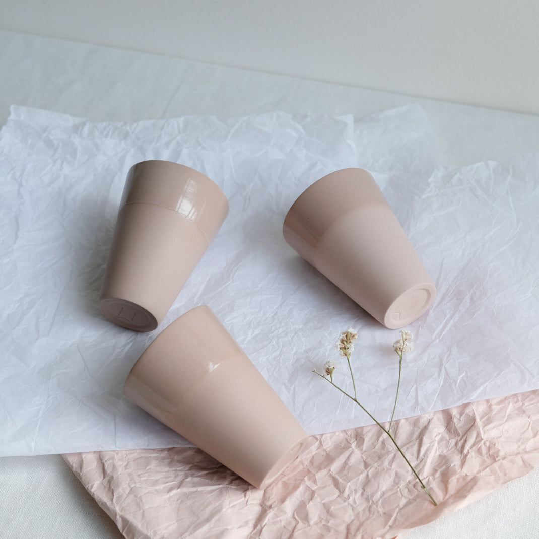 Tasse vieux rose en porcelaine par la céramiste Marilyn Vince chez Brutal Ceramics