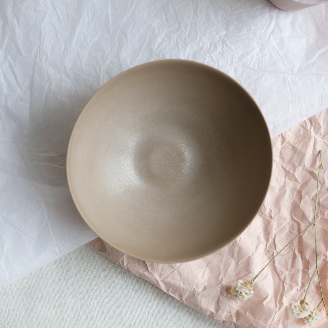 Bol blanc en porcelaine par la céramiste Marilyn Vince chez Brutal Ceramics
