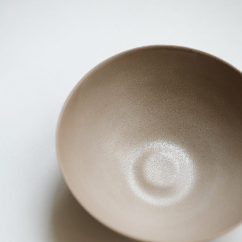 Bol blanc en porcelaine par la céramiste Marilyn Vince chez Brutal Ceramics