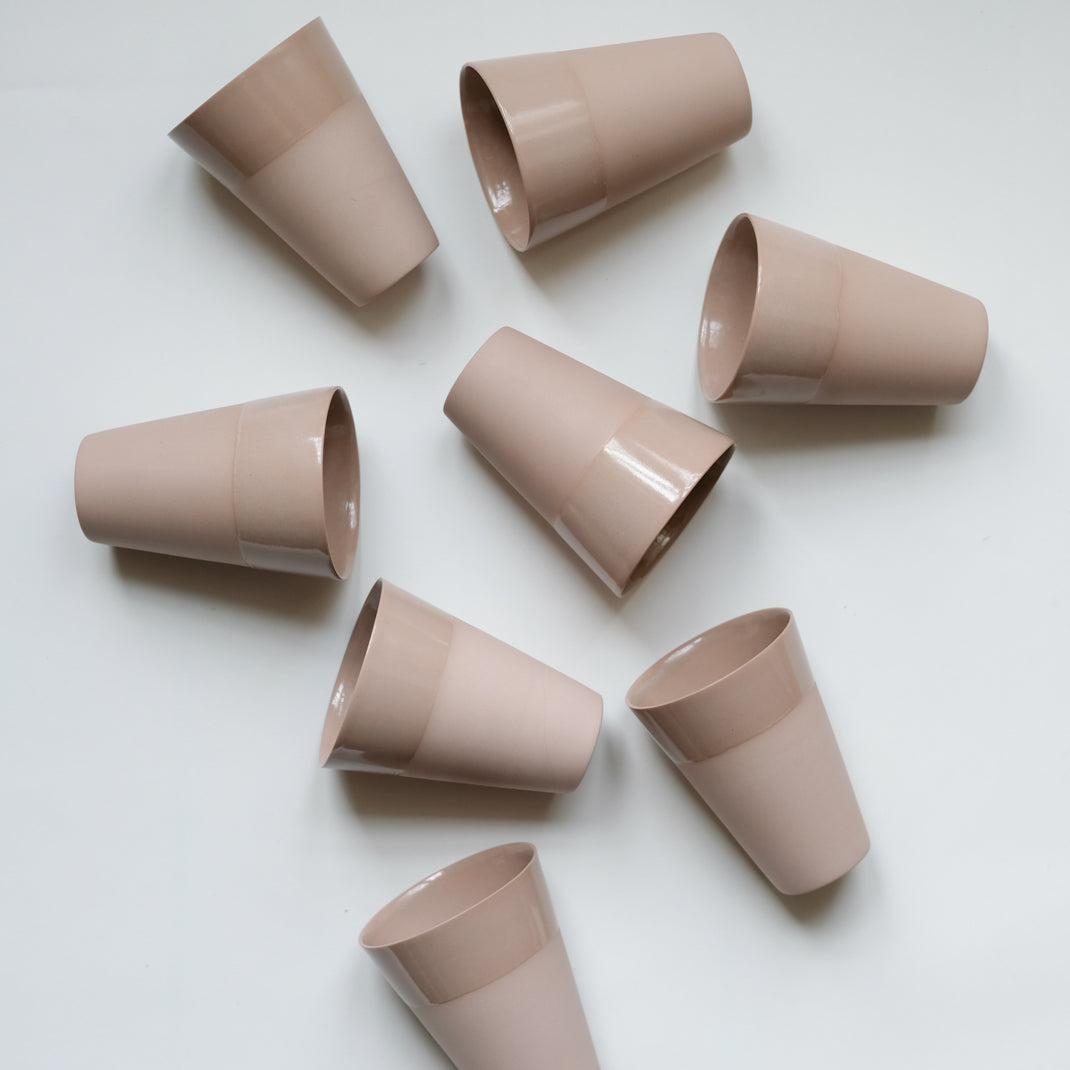 Tasse vieux rose en porcelaine par la céramiste Marilyn Vince chez Brutal Ceramics