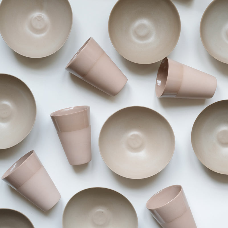 Tasse vieux rose en porcelaine par la céramiste Marilyn Vince chez Brutal Ceramics
