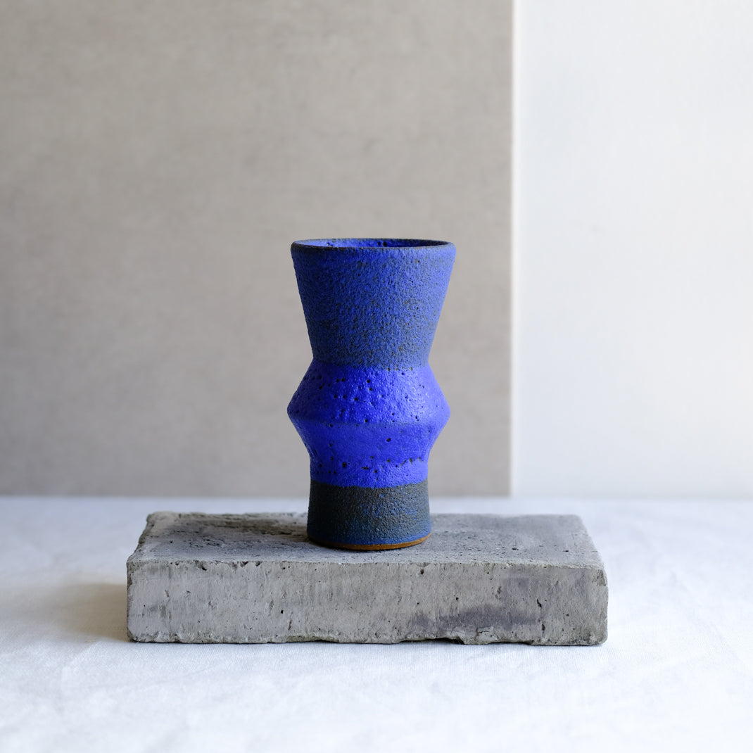 Vase bleu issu de la collection Modern Ancestors cobalt de Moïo Studio chez Brutal Ceramics