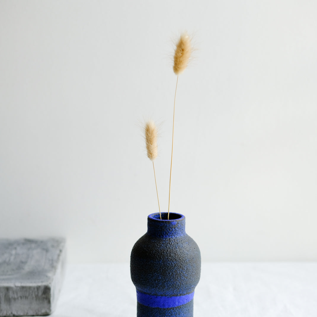 Vase bleu issu de la collection Modern Ancestors cobalt de Moïo Studio chez Brutal Ceramics