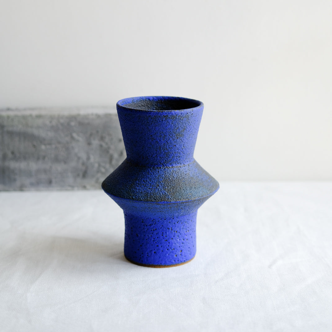 Vase bleu issu de la collection Modern Ancestors cobalt de Moïo Studio chez Brutal Ceramics