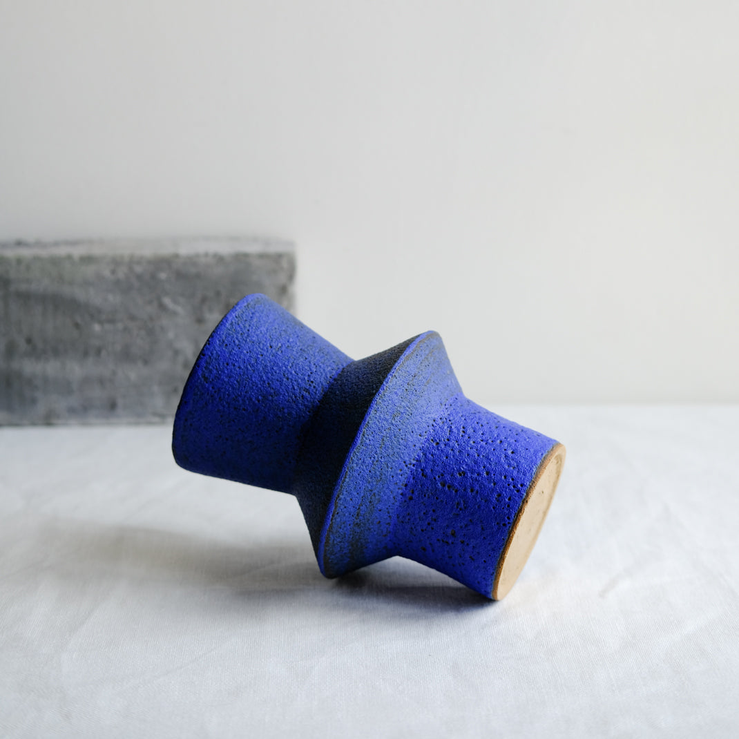 Vase bleu issu de la collection Modern Ancestors cobalt de Moïo Studio chez Brutal Ceramics
