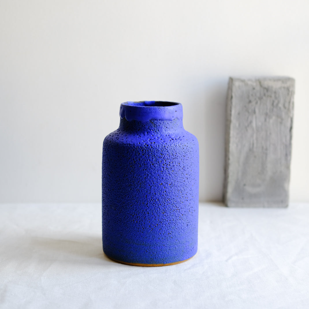 Vase bleu issu de la collection Modern Ancestors cobalt de Moïo Studio chez Brutal Ceramics