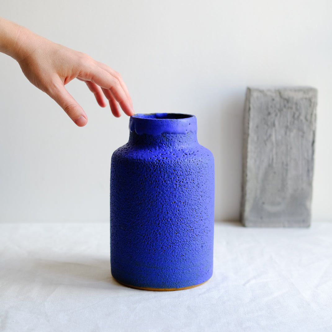 Vase bleu issu de la collection Modern Ancestors cobalt de Moïo Studio chez Brutal Ceramics