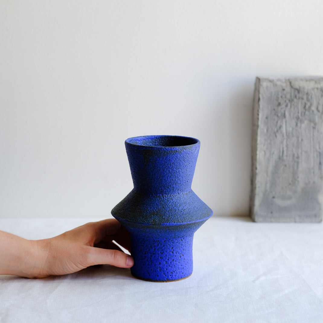 Vase bleu issu de la collection Modern Ancestors cobalt de Moïo Studio chez Brutal Ceramics
