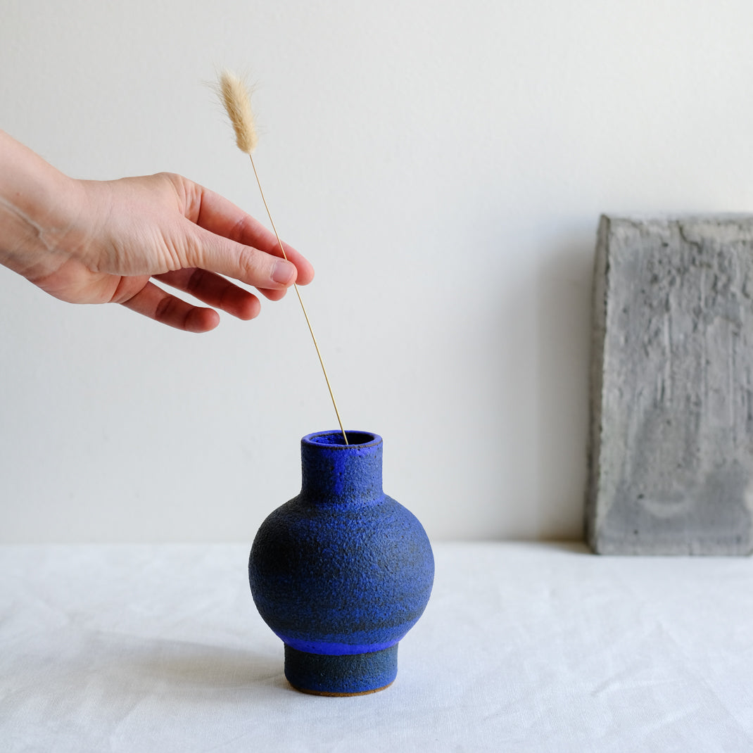 Vase bleu issu de la collection Modern Ancestors cobalt de Moïo Studio chez Brutal Ceramics