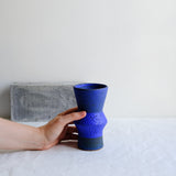 Vase bleu issu de la collection Modern Ancestors cobalt de Moïo Studio chez Brutal Ceramics