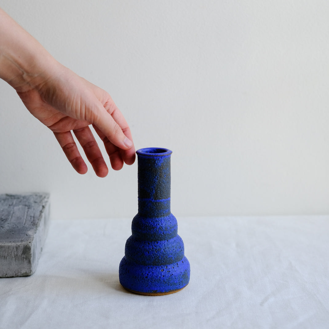 Vase bleu issu de la collection Modern Ancestors cobalt de Moïo Studio chez Brutal Ceramics